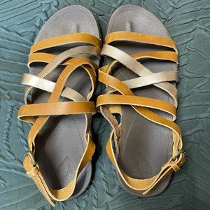 OluKai Women's 'Awe'awe Sandal, Brown and Gold, Size 8